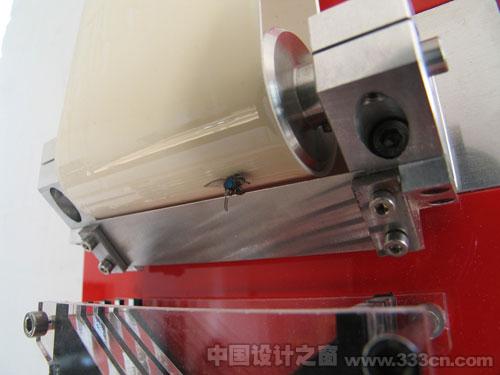 微生物燃料電池消化蒼蠅獲得能量,為LCD鐘表提供能量,維持運轉。 英國設計出吃蒼蠅老鼠的機器人家具
